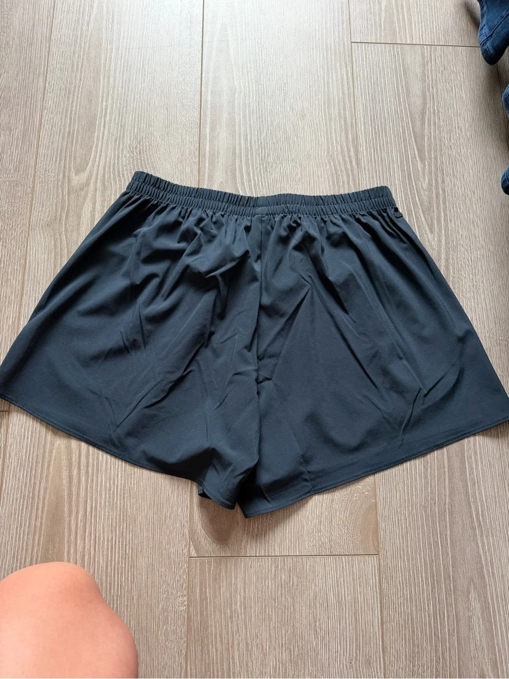 Vuori Villa Everyday Short Black breezy lightweight travel airy athletic sporty - Picture 5 of 6